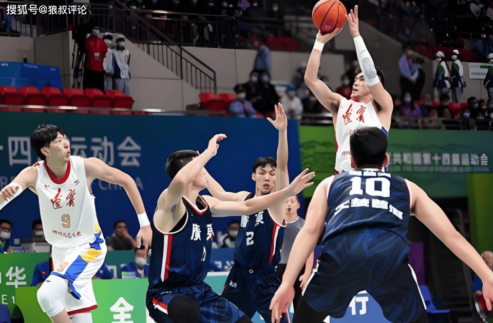 尽管个人数, 员同时离开, 起防守端的